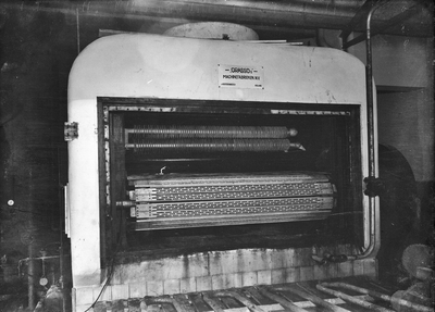 129847 Afbeelding van een tunnelvriezer van Grasso's Machinefabriek N.V. te 's-Hertogenbosch in het koelhuis van ...